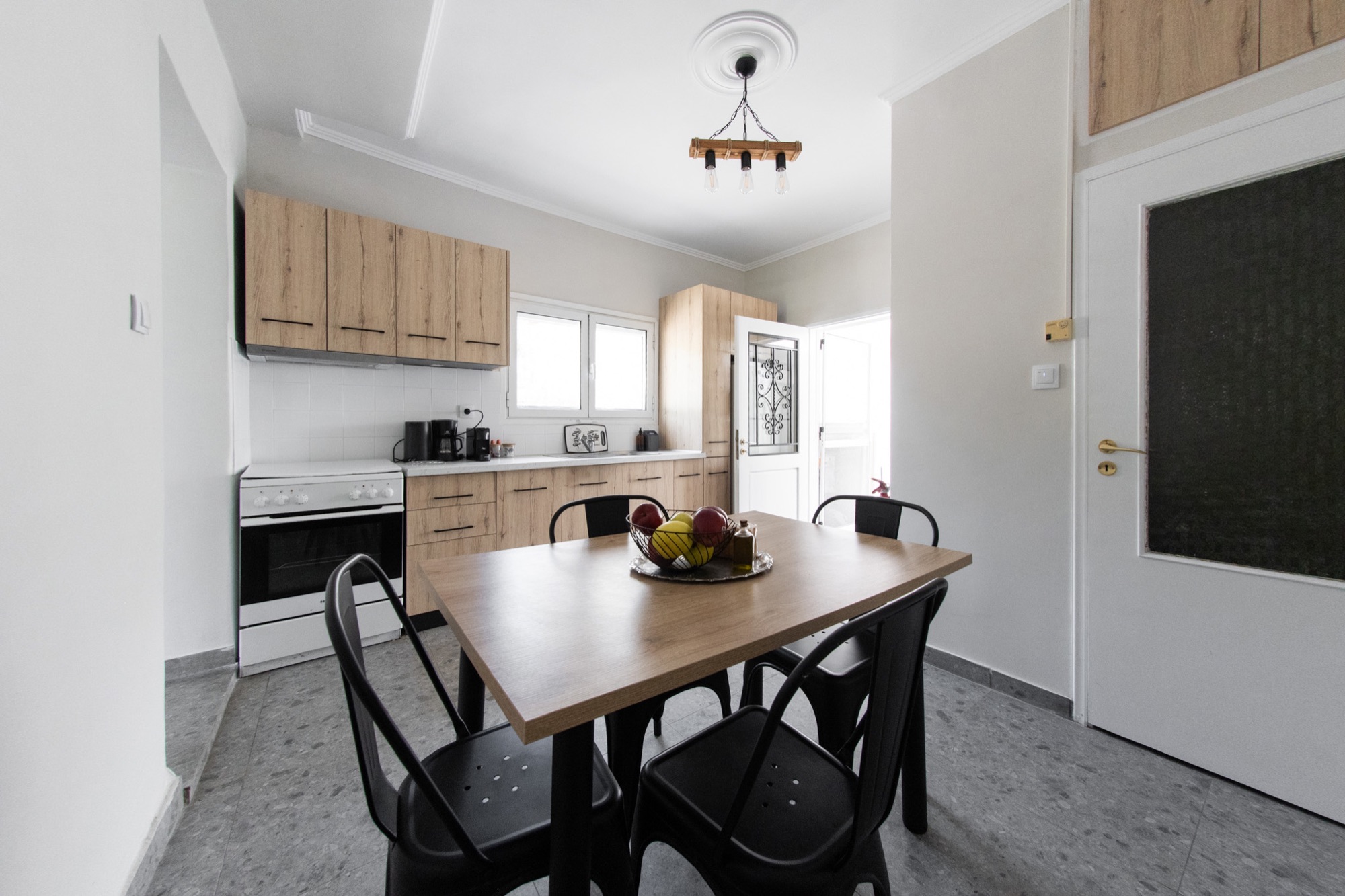 Fully equipped kitchen with dining table